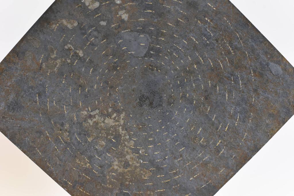 Goldbemalte Skulptur auf indonesischem Schiefer – Wanddekoration in der Schweiz - Bild 2