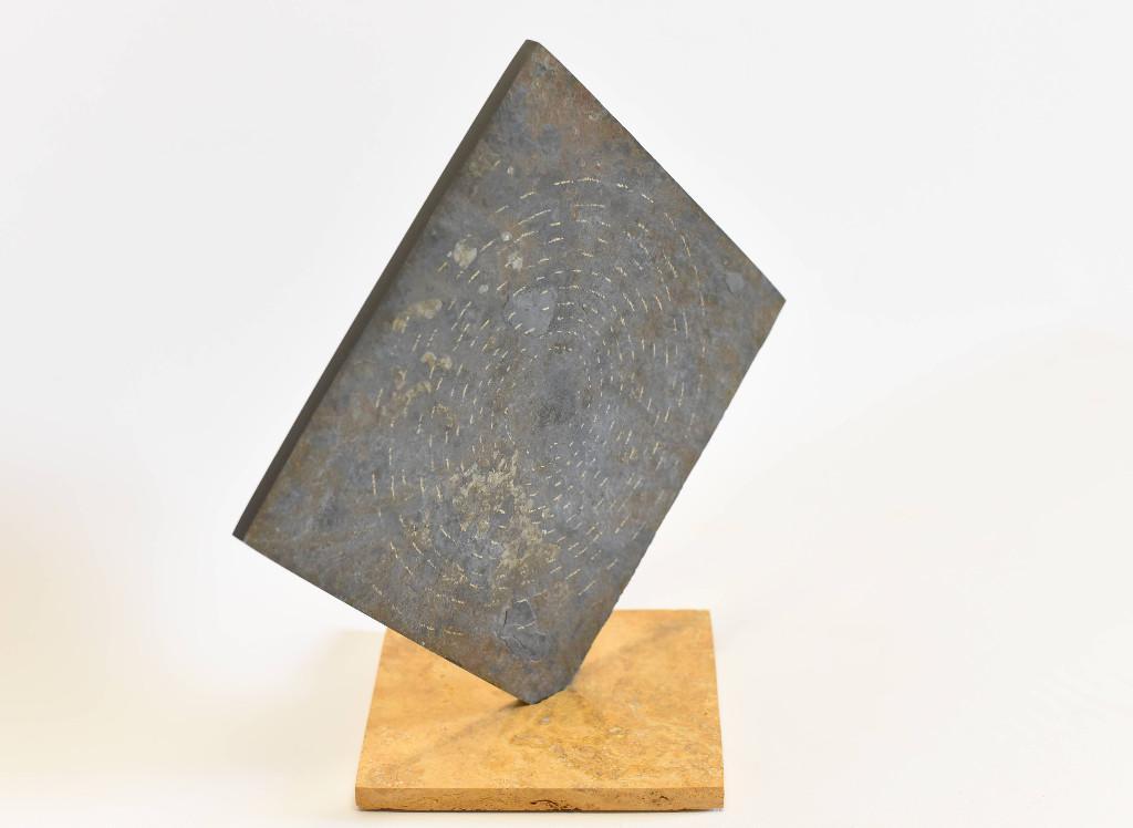 Goldbemalte Skulptur auf indonesischem Schiefer – Wanddekoration in der Schweiz - Bild 3