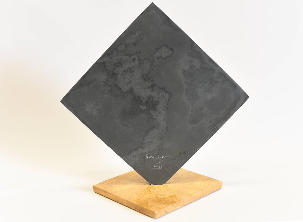 Goldbemalte Skulptur auf indonesischem Schiefer – Wanddekoration in der Schweiz - Bild 4