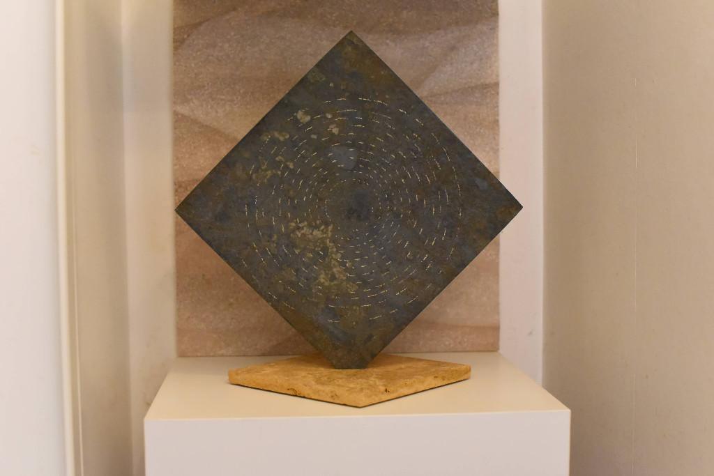 Goldbemalte Skulptur auf indonesischem Schiefer – Wanddekoration in der Schweiz - Bild 5