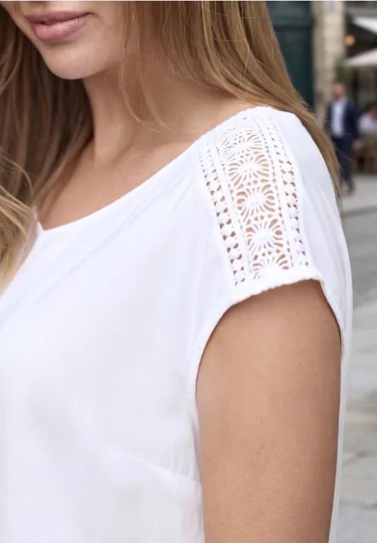 Blusenshirt mit V-Neck und Spitze in Appenzell - Bild 1