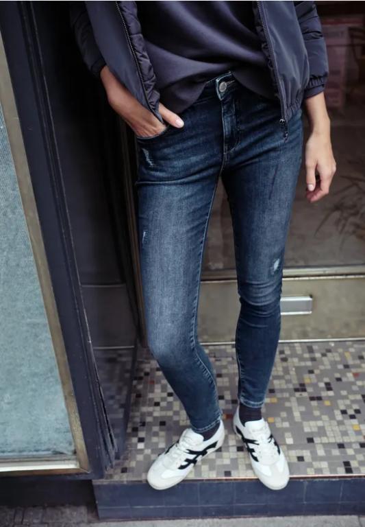 Jeans mit Destroyed Details in Solothurn - Bild 1