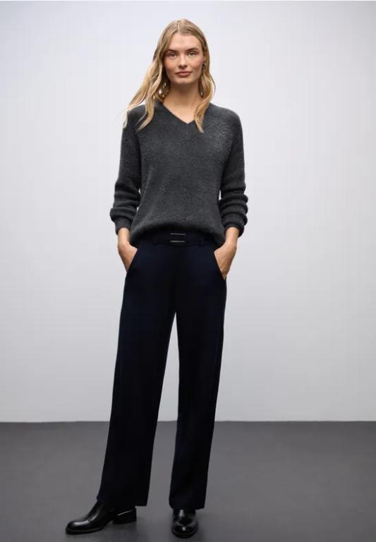 Kuscheliger V-Neck Pullover in Aesch - Bild 1