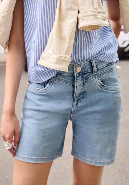 Straight Leg Jeansshorts im Casual Fit in Willisau - Bild 1