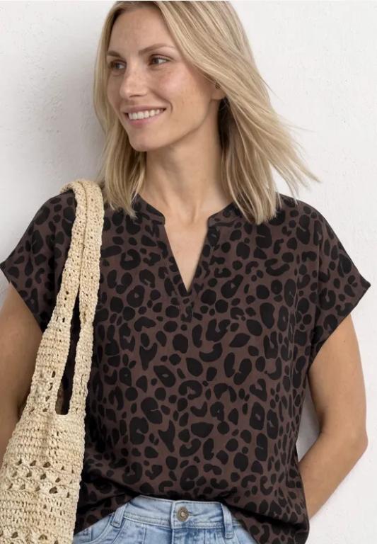 Blusenshirt mit Split Neck und Leo-Muster in Frauenfeld - Bild 1