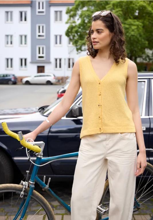 Weste mit V-Neck in Strick-Optik in Appenzell - Bild 1