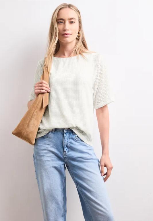 2-in-1 Shirt aus Mesh mit U-Boot-Ausschnitt in Appenzell - Bild 1