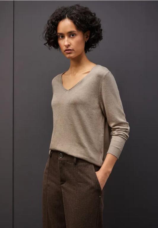 V-Neck Pullover in Appenzell - Bild 1