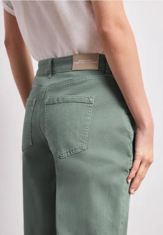 Barrel Leg Jeans im Colored Denim Look in Solothurn - Bild 1