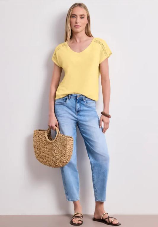 Shirt mit V-Neck und Crochet-Details in der Schweiz - Bild 1