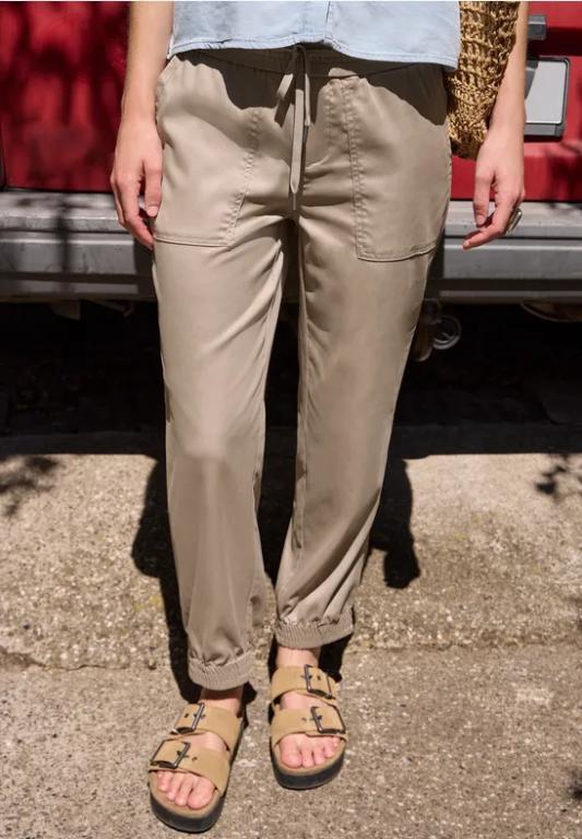 Slim Leg Joggpants in Cupro-Touch-Qualität in Willisau - Bild 1