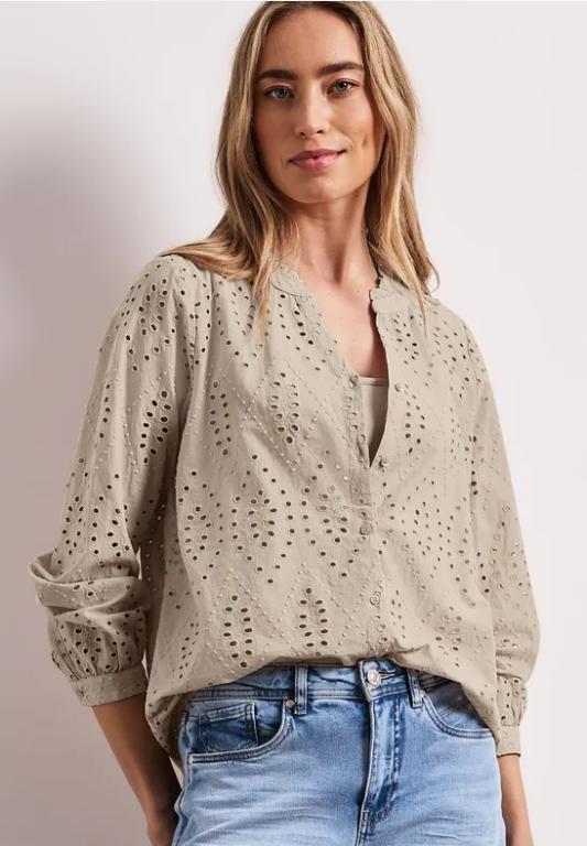 Bluse mit Split Neck und Shiffley-Muster in Appenzell - Bild 1