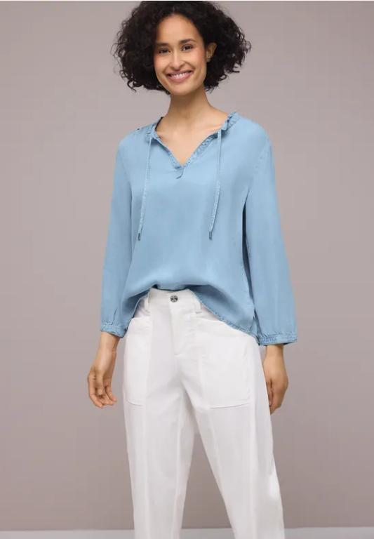 3/4-Arm Bluse mit Split Neck im Denim-Look in Köniz - Bild 1