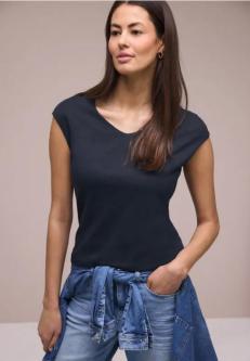 Ärmelloses Shirt mit Diamantausschnitt in Zürich - Bild 1