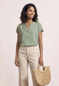 Blusenshirt in Unifarbe mit Split Neck in Oftringen - Bild 1