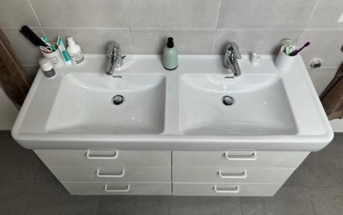 Doppelwaschtisch mit Unterschrank, weiss – Abholung in Schwyz in Schwyz - Bild 1
