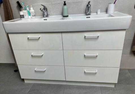 Doppelwaschtisch mit Unterschrank, weiss – Abholung in Schwyz in Schwyz - Bild 3