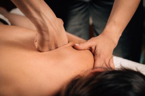 Ganzkörpermassage - Entspannung & Wohlbefinden für die Dame in Obersiggenthal - Bild 1