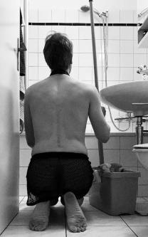 Gehorsamer Putz- und Dienstsklave (48) sucht strenge Herrin – ZH in Zürich - Bild 1