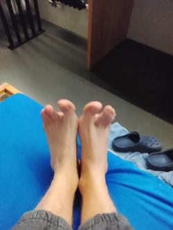 Hey ich M 25 und blond suche zahlsklaven,Fetische,Feet job,massa in Bern - Bild 2