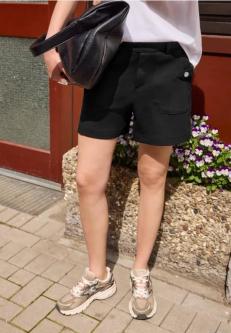 High Waist Shorts mit Knopfdetail in Basel - Bild 1