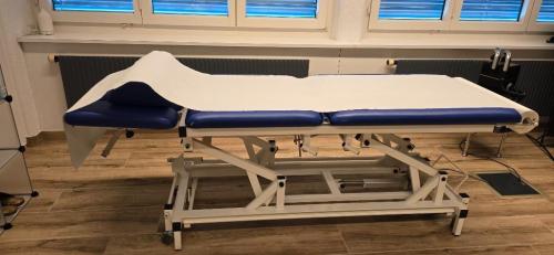Massageliege elektrisch in Düdingen - Bild 1