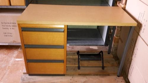 Massiver älterer Bürotisch mit 3 Schubladen und Fussstütze! in Weinfelden - Bild 1