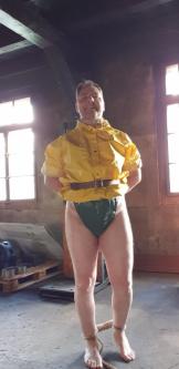 Mich in PVC, Plastikkleidung im Wald fesseln, strangulieren! in Ostermundigen - Bild 5