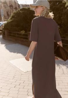 Midi-Kleid mit Rundhals und Knopfdetail in Willisau - Bild 1