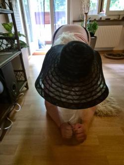 Sissy muss für Herrin anschaffen gehen in Horw - Bild 1