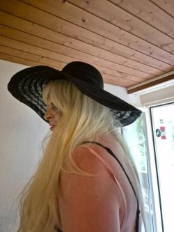 Sissy muss für Herrin anschaffen gehen in Horw - Bild 3