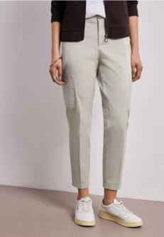 Slim Leg Chino mit Taschen im Cargo-Look in Willisau - Bild 1