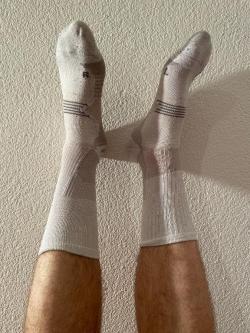 Von Mann getragene weisse lange Sportsocken, intensiver Duft in Baden - Bild 1