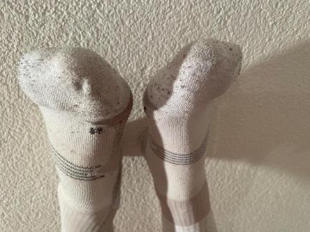 Von Mann getragene weisse lange Sportsocken, intensiver Duft in Baden - Bild 4