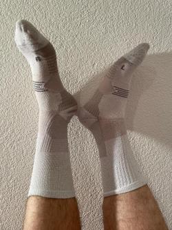 Von Mann getragene weisse lange Sportsocken, intensiver Duft in Baden - Bild 5