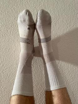 Von Mann getragene weisse lange Sportsocken, intensiver Duft in Baden - Bild 2