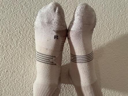 Von Mann getragene weisse lange Sportsocken, intensiver Duft in Baden - Bild 3