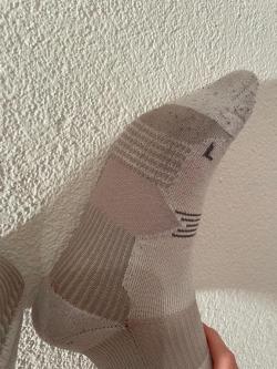 Von Mann getragene weisse lange Sportsocken, intensiver Duft in Baden - Bild 6