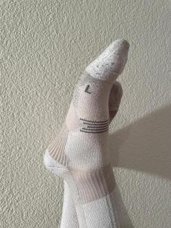 Von Mann getragene weisse lange Sportsocken, intensiver Duft in Baden - Bild 7