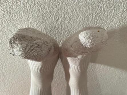 Von sportlichem Mann getragene weisse lange Sportsocken in Baden - Bild 2