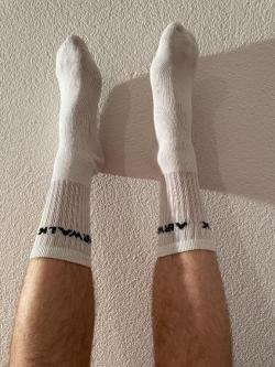 Von sportlichem Mann getragene weisse lange Sportsocken in Baden - Bild 1