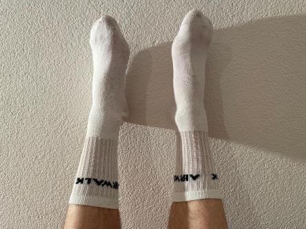 Von sportlichem Mann getragene weisse lange Sportsocken in Baden - Bild 3