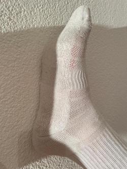 Von sportlichem Mann getragene weisse lange Sportsocken in Baden - Bild 4