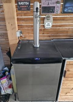 Zapfhahn mit Kühlschrank und Zubehör in Buchs - Bild 1